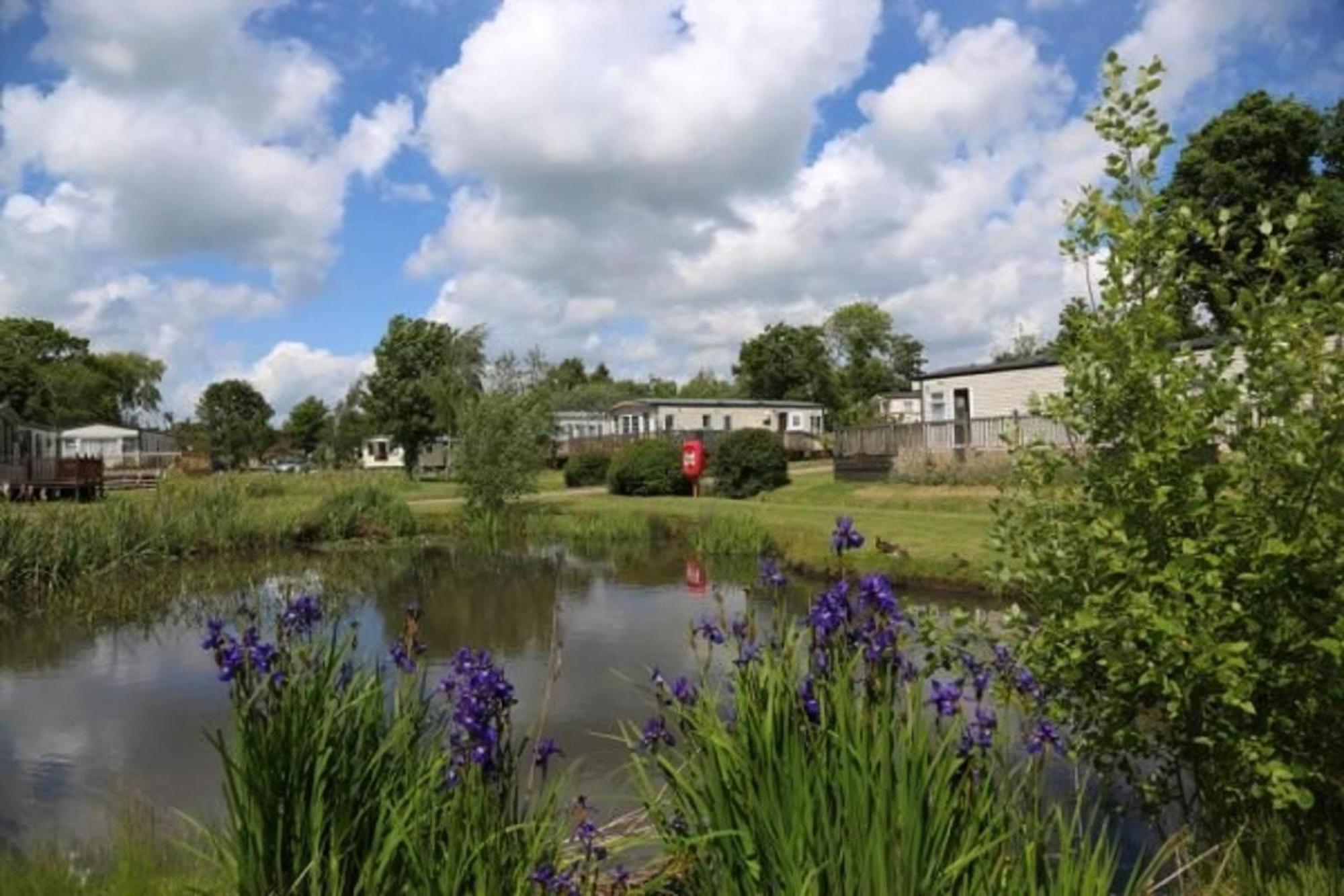 Beautiful Caravan With Decking At Carlton Meres Holiday Park, Suffolk Ref 60022M 萨克斯曼德姆 外观 照片